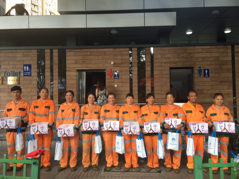 一榨鲜携手慈善服务协会 为城市环卫工人送清凉献爱心